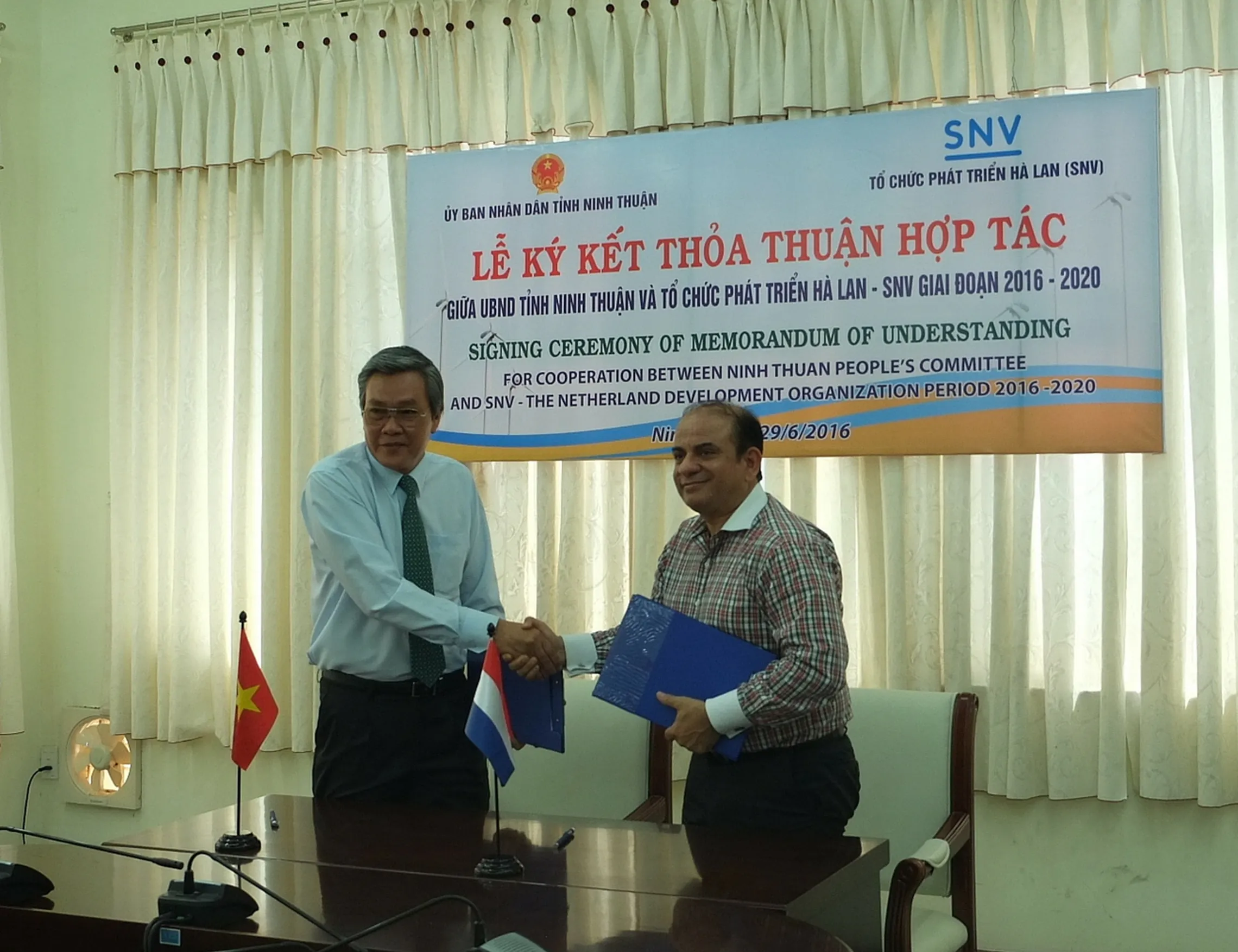 Vice Chair of of Ninh Thuan Province (left) and Director of SNV Vietnam (right)