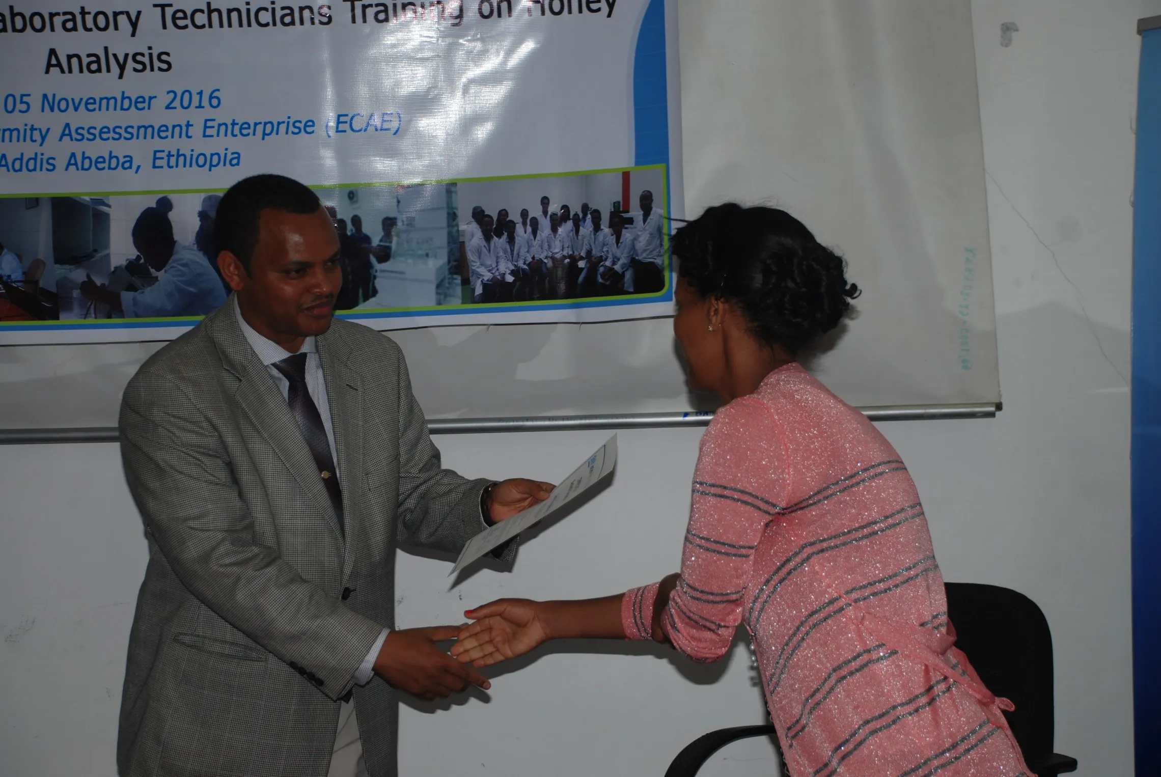 State Minister of Science and Technology handing certificate