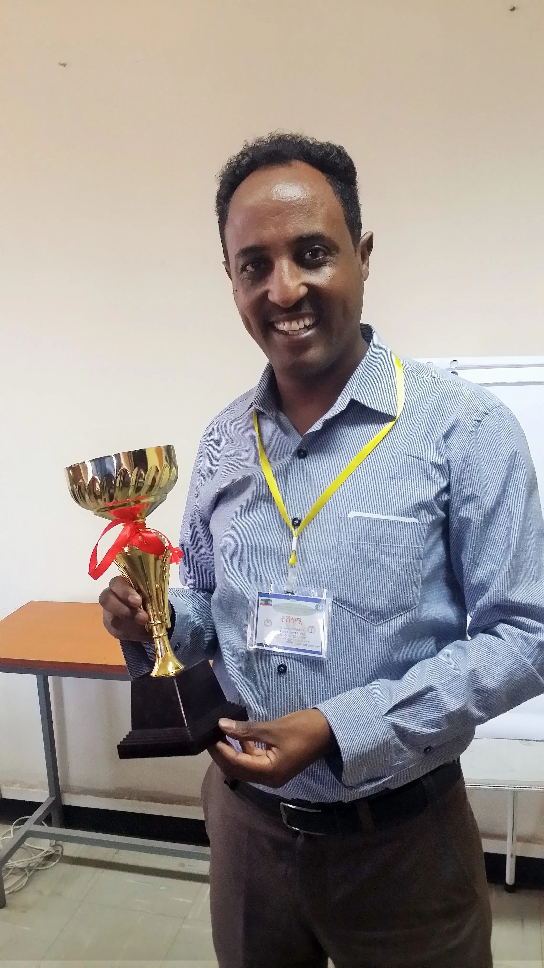 Yenenew Bezaih with the trophy