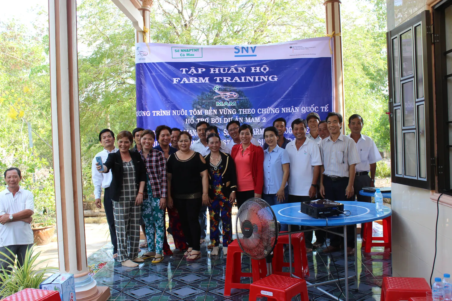 From 25 April to 28 May, SNV organised an intensive training course for around 600 shrimp farmers in Nhung Mien, Ca Mau Province, Vietnam. This course marked the kick-off of a 3-year training programme for scaling up organic shrimp farming across the Mekong Delta.