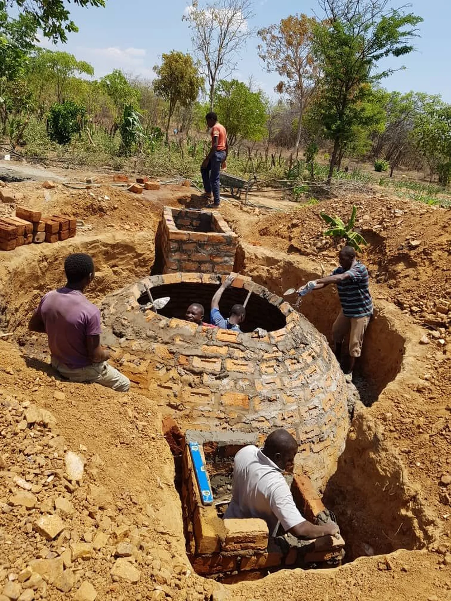 Buidling biodigesters 