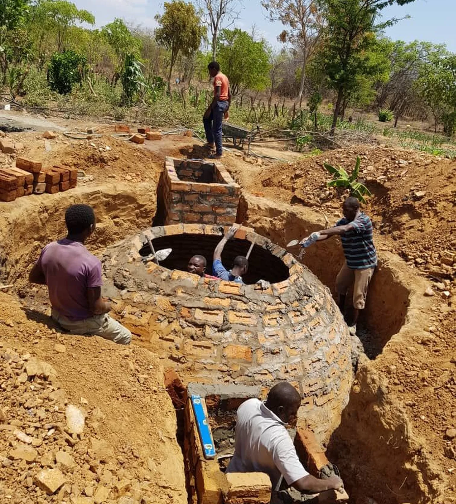 Buidling biodigesters 