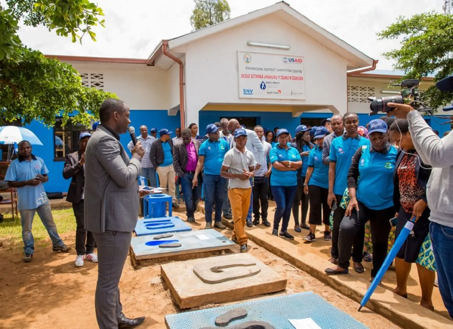 Inauguration Rwamagana Sanitation Center: Emmanuel shows latrine products