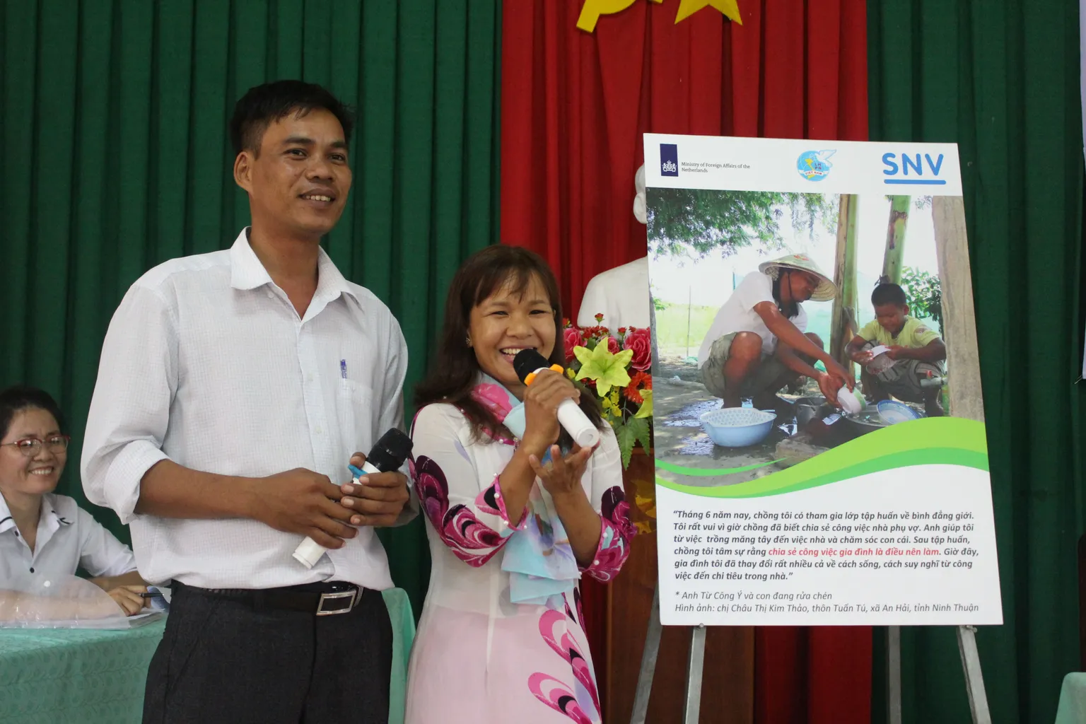 Couple sharing their story of change during cooperative meeting in Ninh Thuan