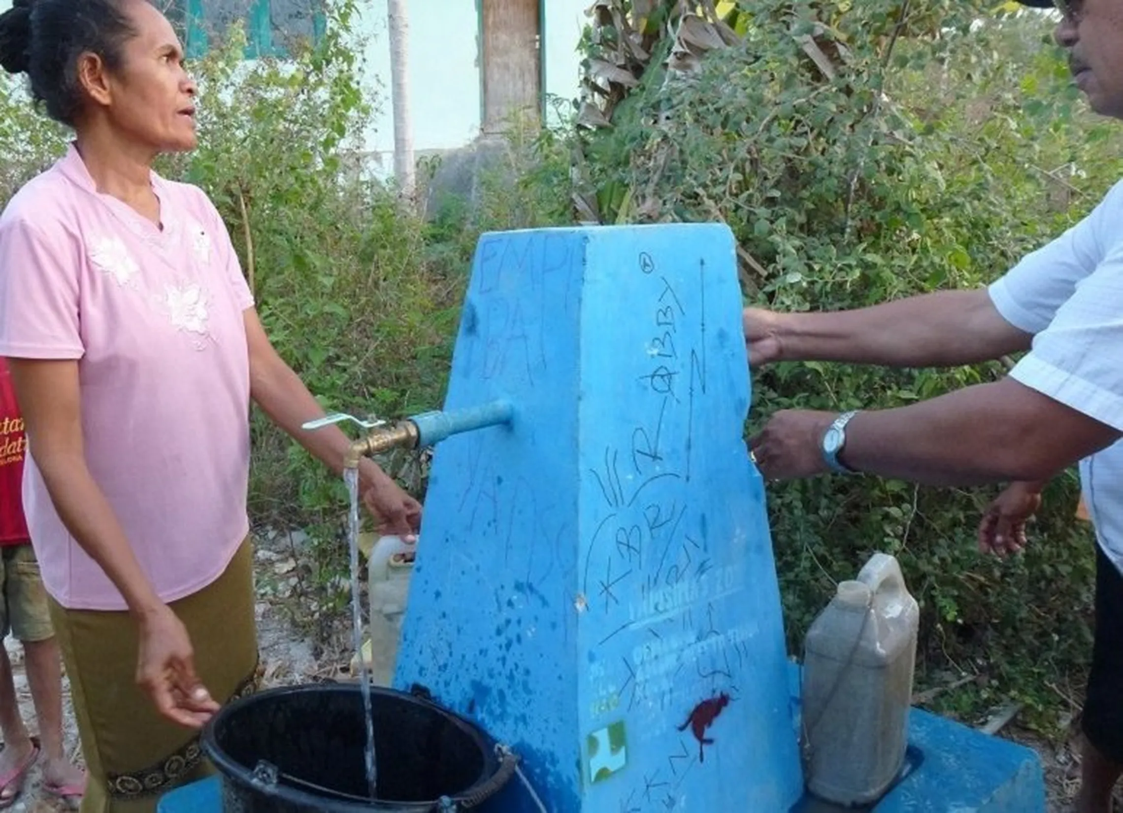 Collecting water in West Timor Indonesia (ISF-UTS, Juliet Willetts)