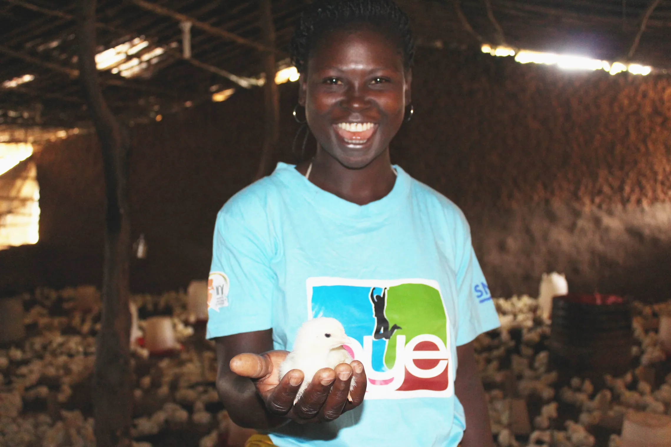 Angelica Benjamin, 28, is a wife and mother of three young children. She dropped out of school when she became pregnant with her first child, and now she lives with her family in a province in the north of Mozambique. Poverty led Angelica into early wedlock where she became dependent on her husband. To support her young family, she started to bake and sell cakes in the local market and on the streets of her village.