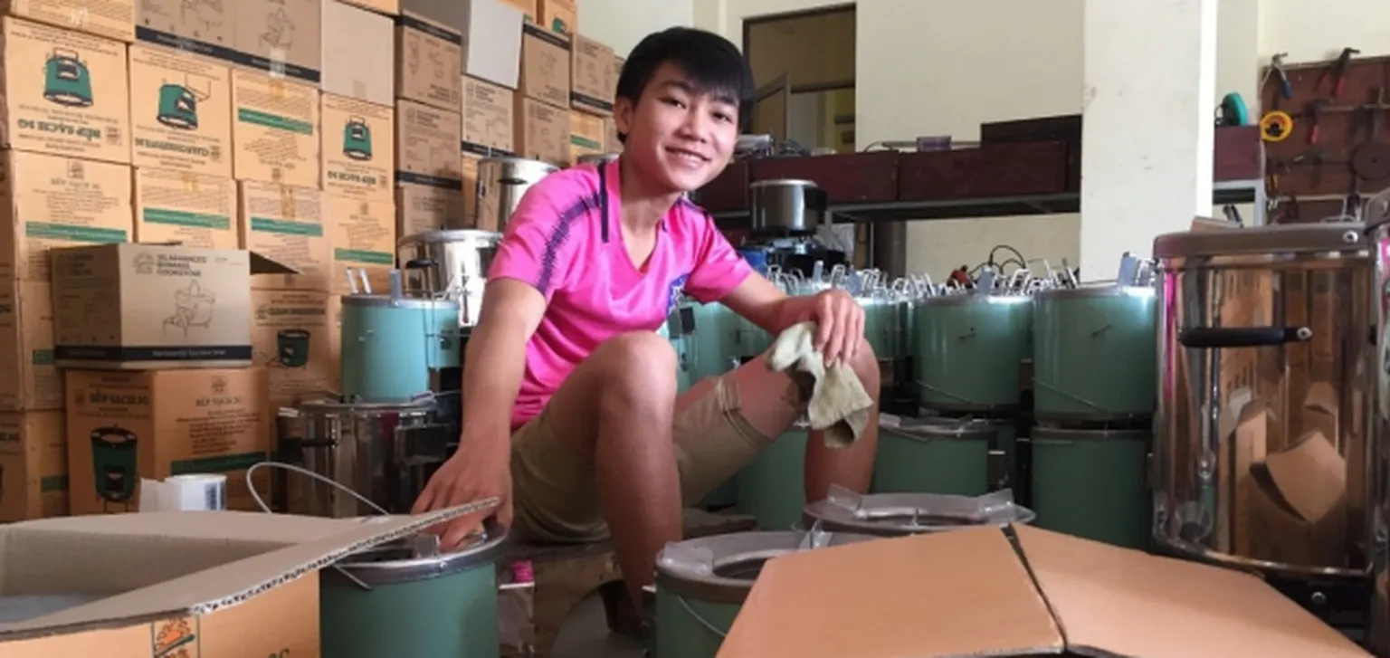 Boy at the clean stove producer