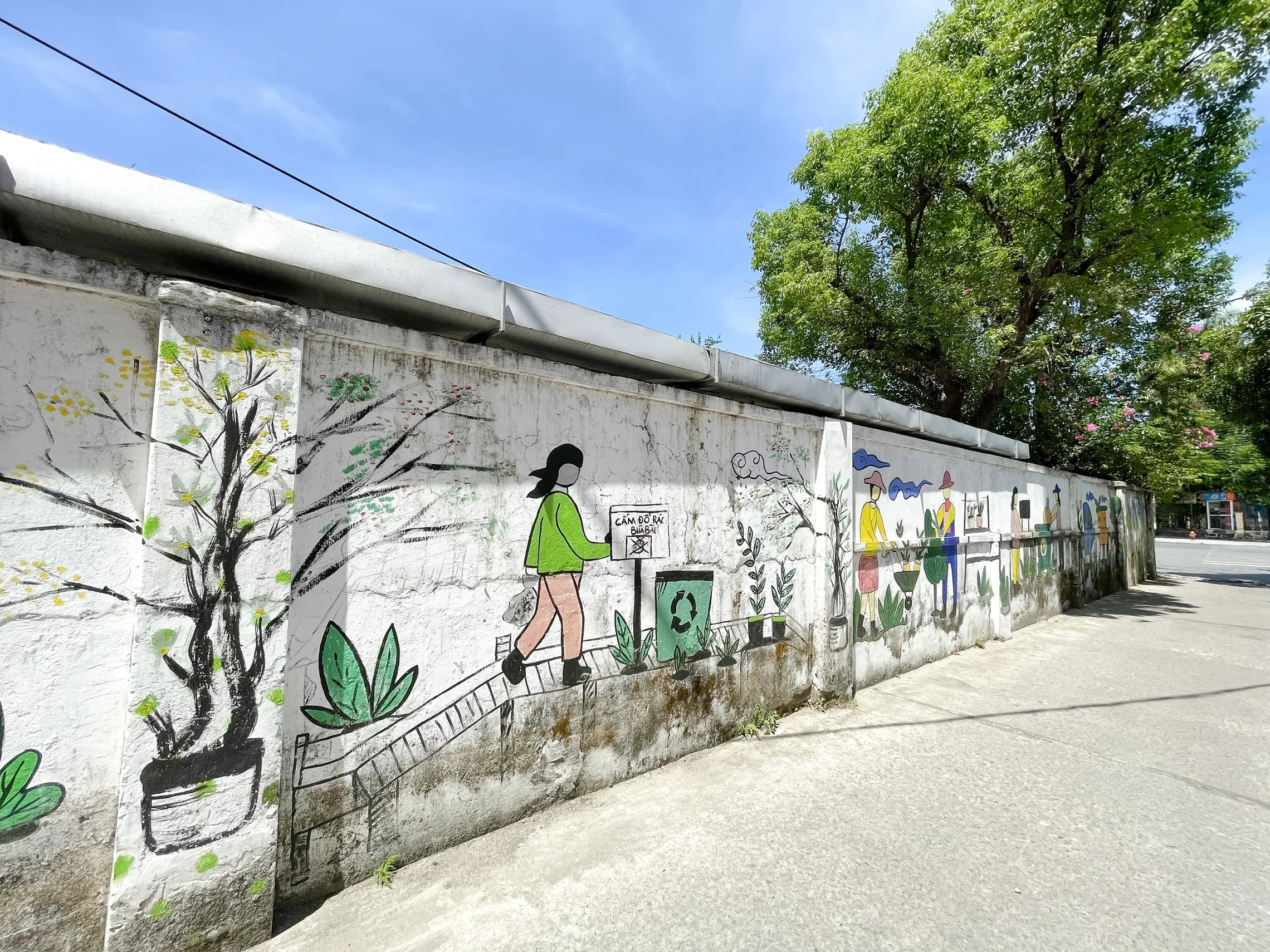 Wall paintings to raise environmental awareness for local people. Sentence on the wall "Do not litter indiscriminately"