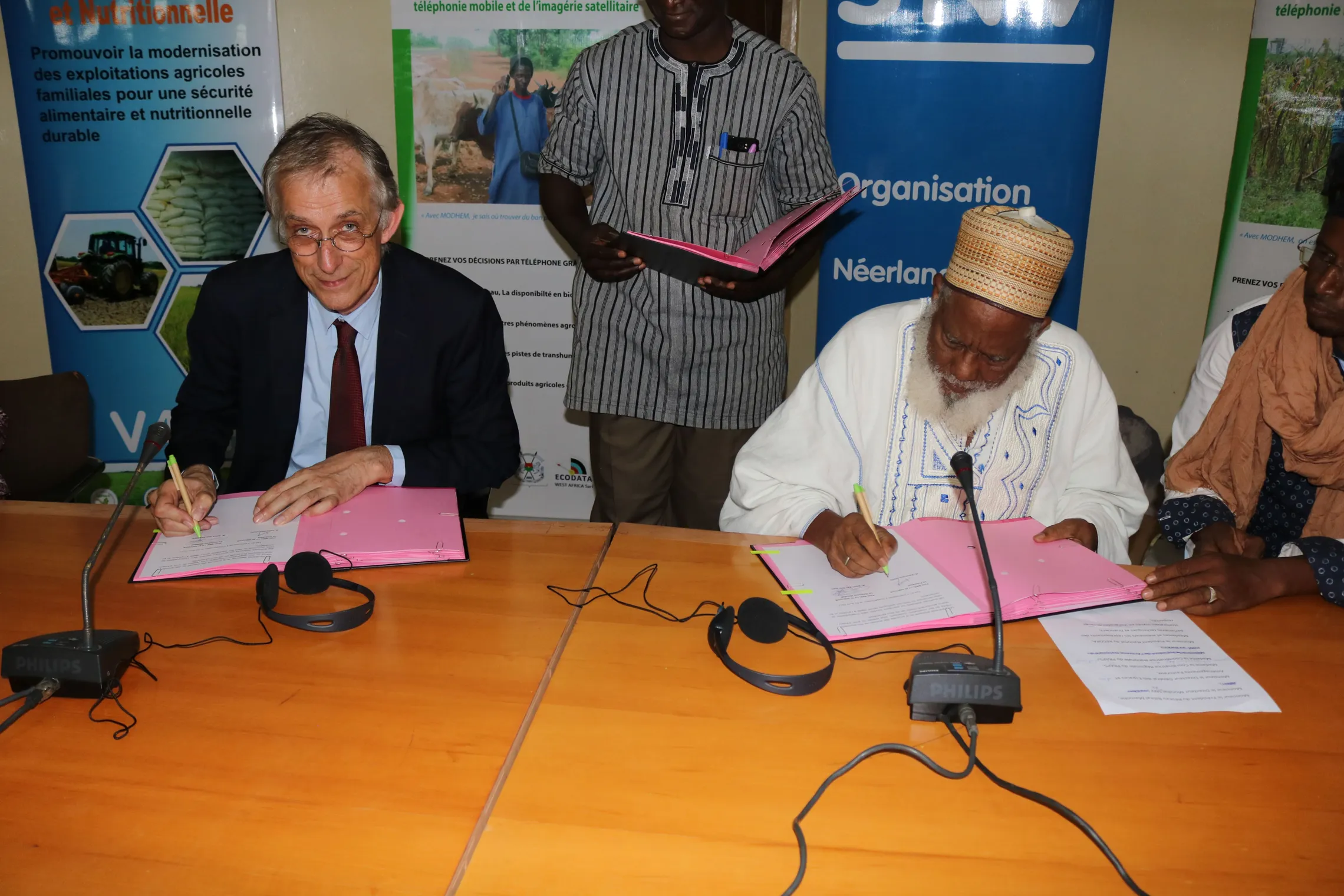 Allert van der Ham, CEO SNV, and Zakariaou Diallo, RBM president signing the MoU