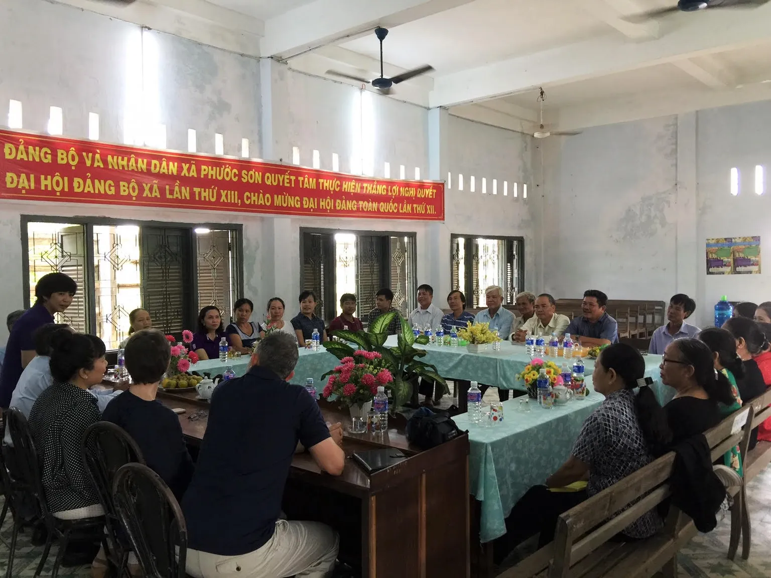 Louise and SNV staff at Phue Son I farmers’ cooperative in Binh Dinh