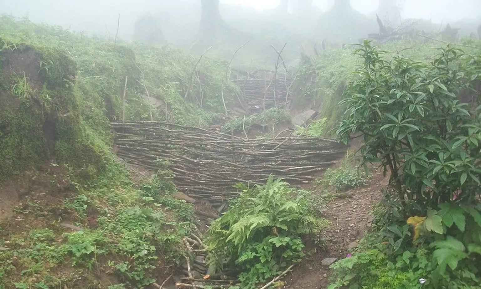 Building fences to stop water from flowing