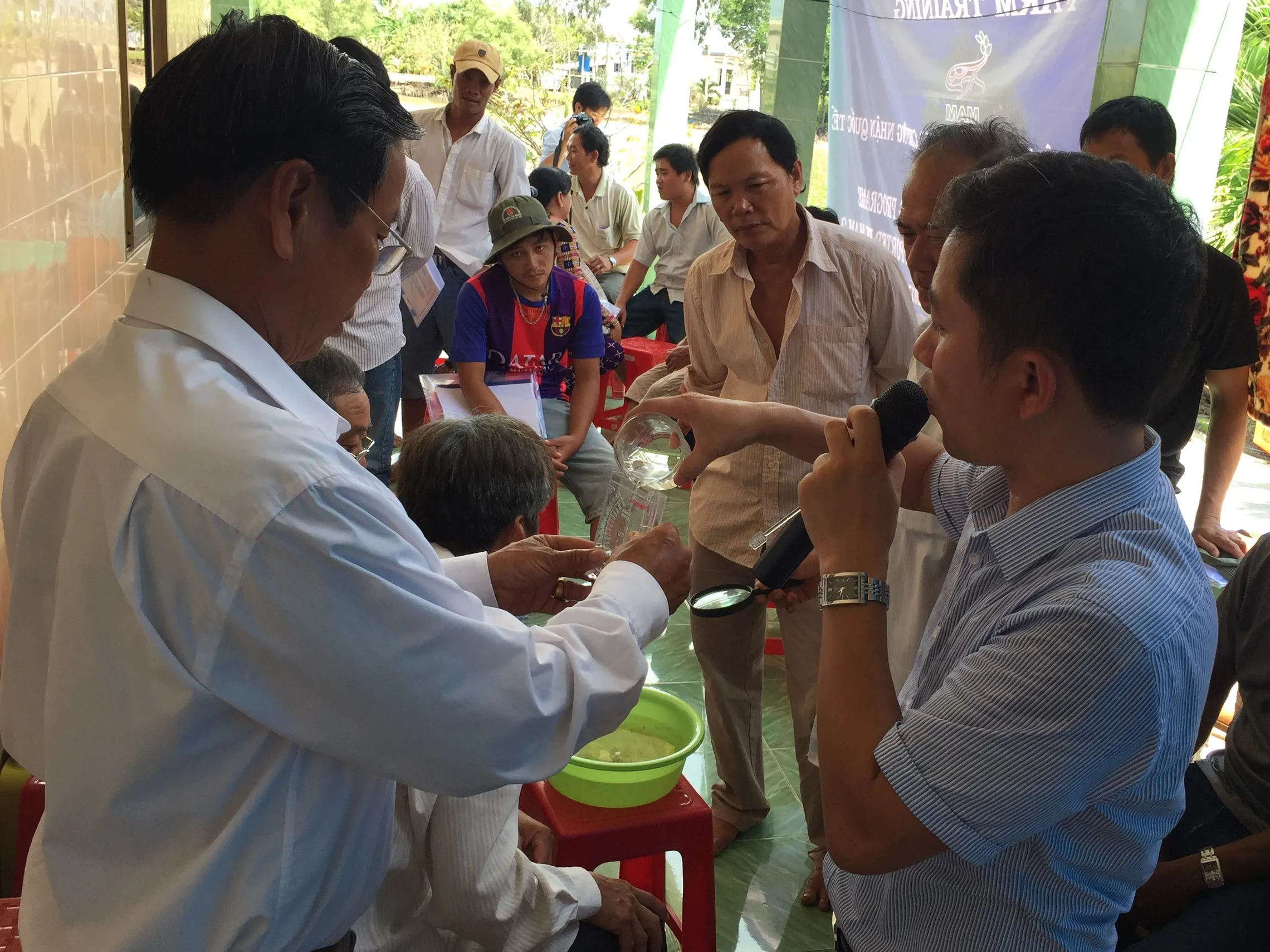 From 25 April to 28 May, SNV organised an intensive training course for around 600 shrimp farmers in Nhung Mien, Ca Mau Province, Vietnam. This course marked the kick-off of a 3-year training programme for scaling up organic shrimp farming across the Mekong Delta.