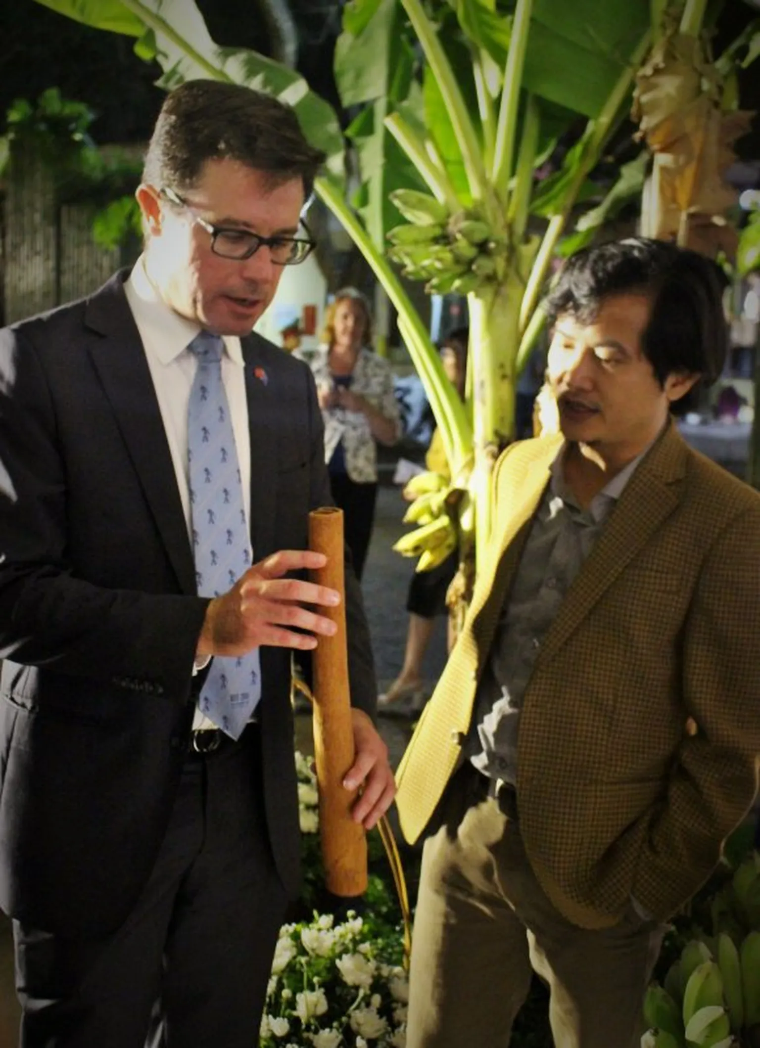 Mr. Littleproud learn more about local cinnamon products from Lao Cai province