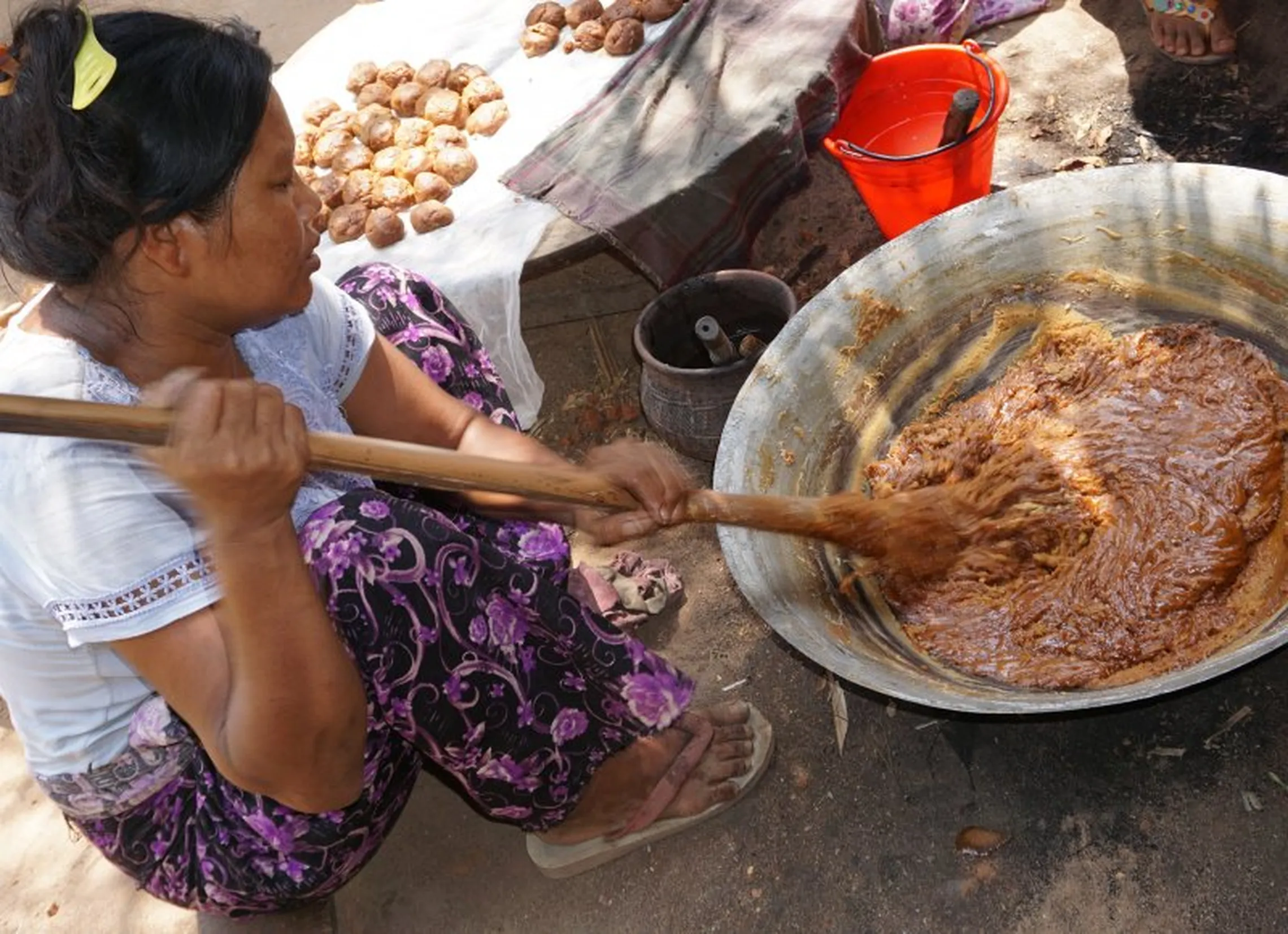 A local farmholder stirs the nira to produce palm sugar in Myanmar (SNV)