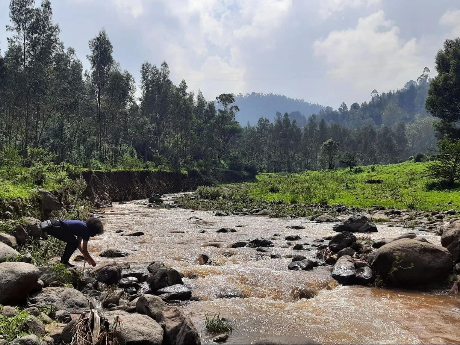 An image of a flowing river 