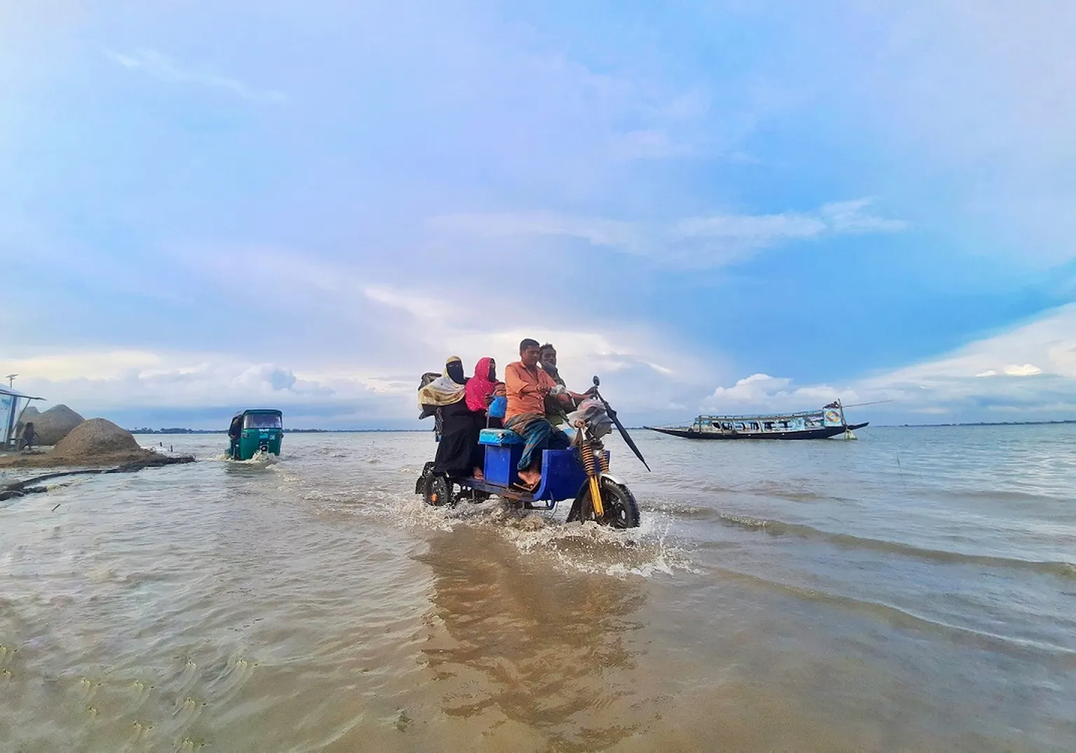 Where the water meets the roadside (Tahsinul Haque for SNV and HOV in Bangladesh)