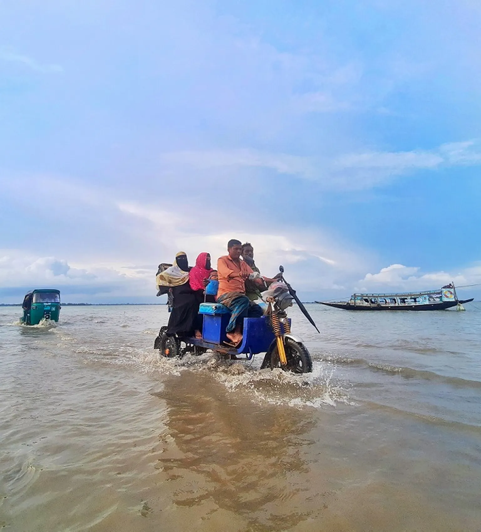 Where the water meets the roadside (Tahsinul Haque for SNV and HOV in Bangladesh)